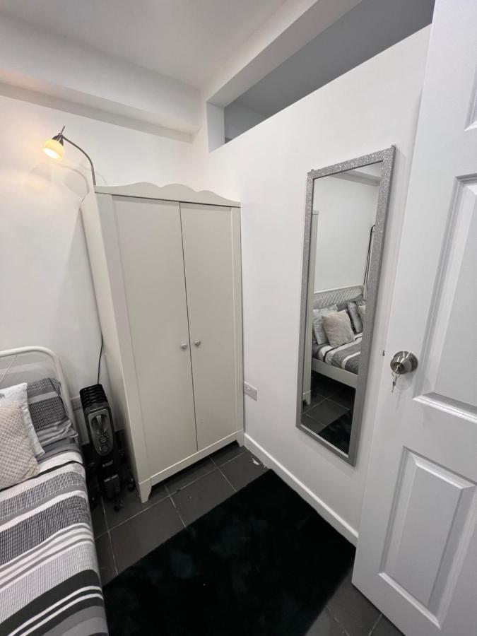 Modern Flat In Central Egham By Windsor Castle, Staines-Upon-Thames And Heathrow Airport Ngoại thất bức ảnh