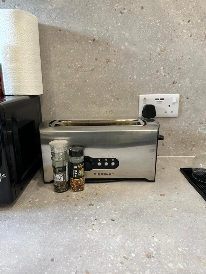 Modern Flat In Central Egham By Windsor Castle, Staines-Upon-Thames And Heathrow Airport Ngoại thất bức ảnh