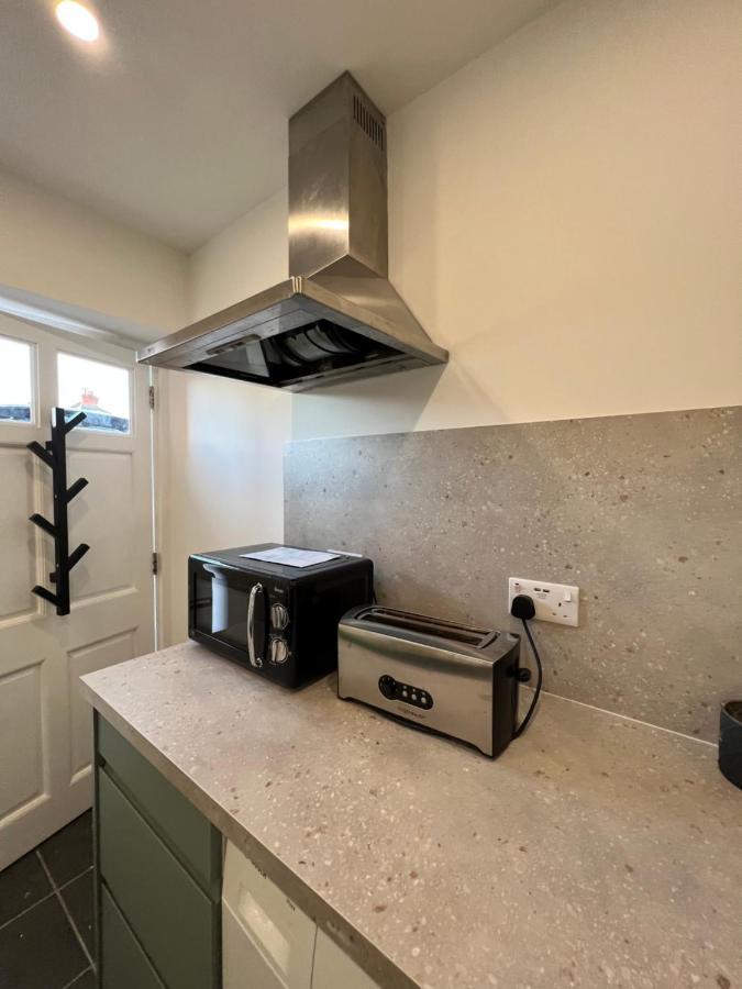 Modern Flat In Central Egham By Windsor Castle, Staines-Upon-Thames And Heathrow Airport Ngoại thất bức ảnh