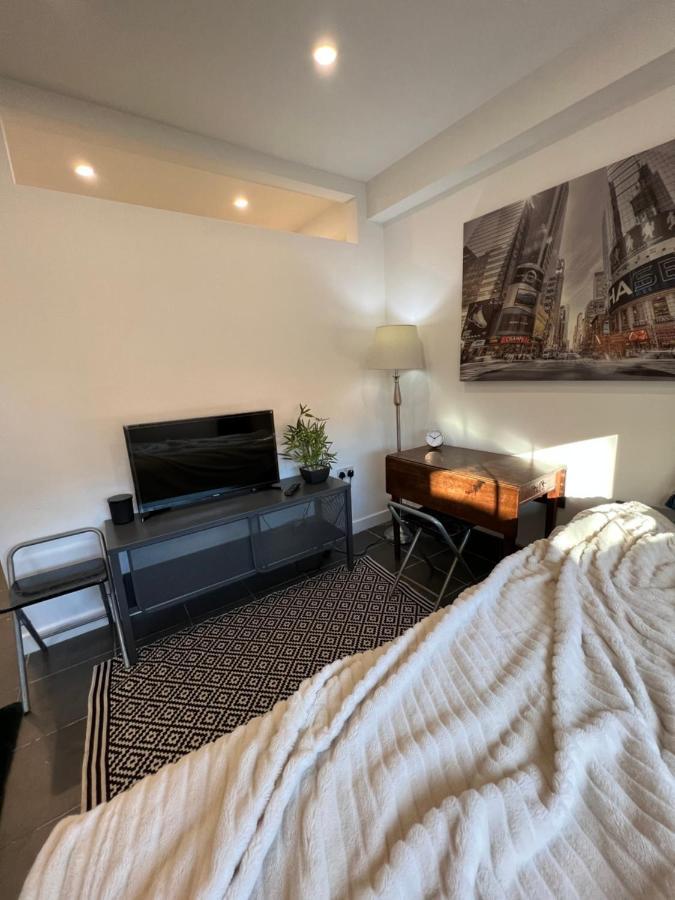 Modern Flat In Central Egham By Windsor Castle, Staines-Upon-Thames And Heathrow Airport Ngoại thất bức ảnh