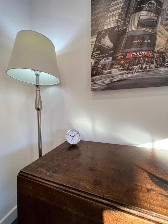 Modern Flat In Central Egham By Windsor Castle, Staines-Upon-Thames And Heathrow Airport Ngoại thất bức ảnh