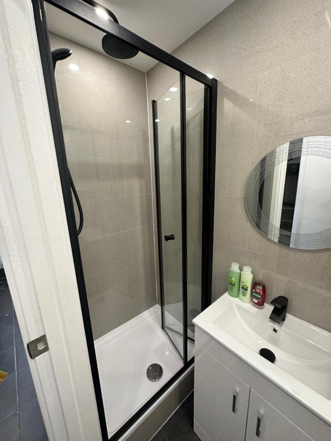 Modern Flat In Central Egham By Windsor Castle, Staines-Upon-Thames And Heathrow Airport Ngoại thất bức ảnh