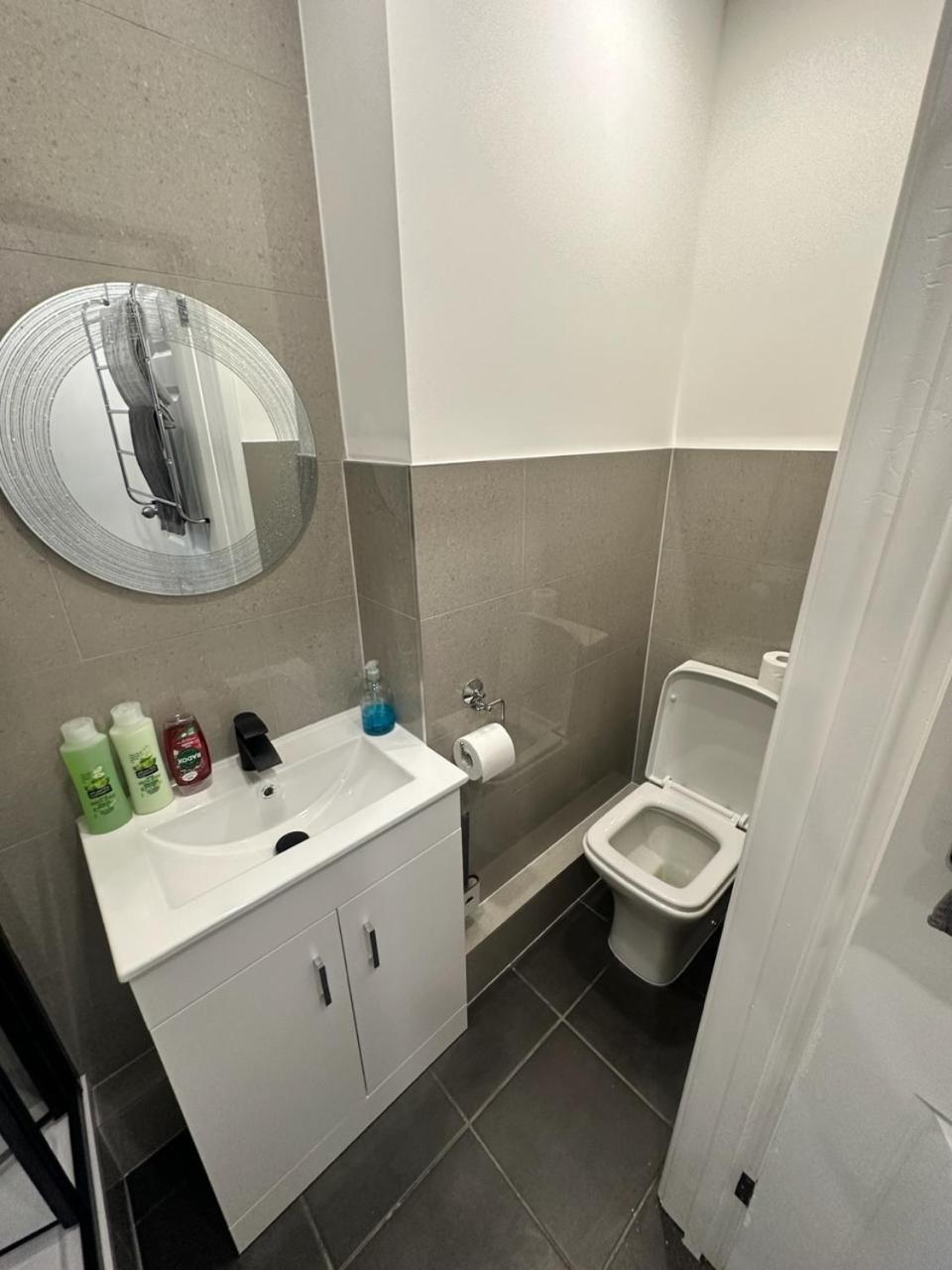 Modern Flat In Central Egham By Windsor Castle, Staines-Upon-Thames And Heathrow Airport Ngoại thất bức ảnh