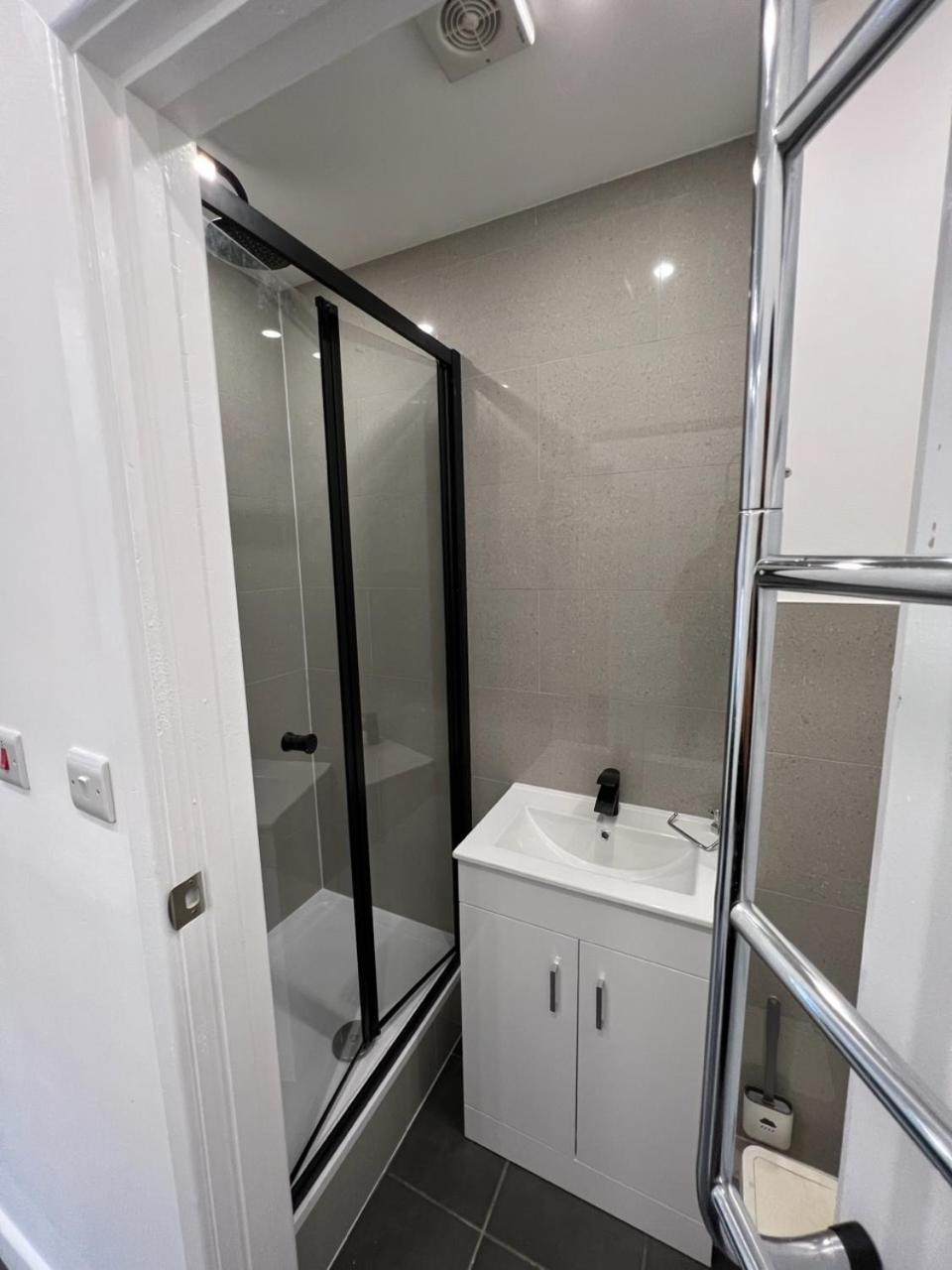 Modern Flat In Central Egham By Windsor Castle, Staines-Upon-Thames And Heathrow Airport Ngoại thất bức ảnh